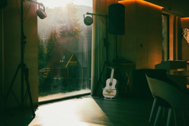 Bukovel, Ukrayna 7 Mayıs 2025 Modern restoran iç mekan manzarası, bir gitar ve sahne ışıkları, sıcak bir ortam çağrıştırıyor..