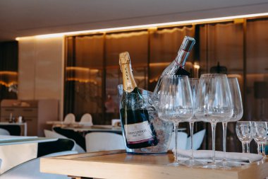 Bukovel, Ukrayna 7 Mayıs 2025 Bir şişe gözlüklü Cava, bir restoran ortamında özel bir olay için hazır. Temiz şarap kadehli bir buz kovası.