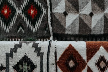 Değişik tonlarda eşsiz geometrik desenleri olan renkli battaniyeler. Karmaşık geometrik Ukrayna desenli geleneksel battaniyelerin yakın görüntüsü.