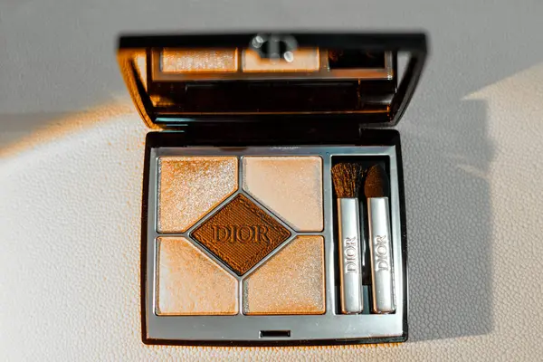 Paris, Fransa. 1 Mayıs 2025 Bir açık Dior göz falı paleti ve aplikatörleri ile tarafsız bir göz farı seçimi beyaz arka plan