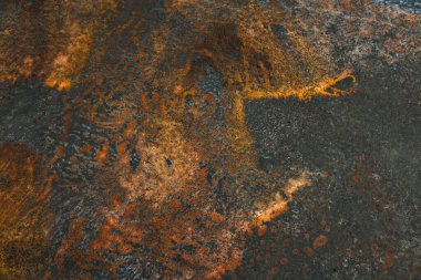 Pas ve gri elementli desenli ve yıpranmış metal yüzeyin detaylı bir görüntüsü Bu soyut görüntü çarpıcı pas içeren ayrıntılı bir yüzeyi gösterir