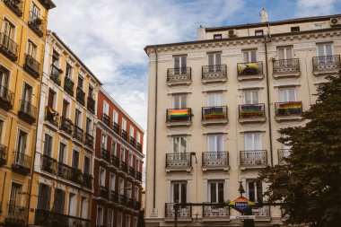 Madrid, İspanya 1 Haziran 2024 Madrid binaları balkonlarında gökkuşağı bayrakları sergiliyor ve lgbtq toplumunu destekliyor. Gurur ayında LGBTQ topluluğu. 
