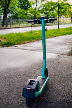 Kyiv, Ukrayna 8 Haziran 2025 Bolt şirketinin modern bir taşıma biçimi olan kaldırıma park etmiş elektrikli scooter 'ı. Gündüz vakti yeşillik ve ağaçlarla çevrili bir sokak..