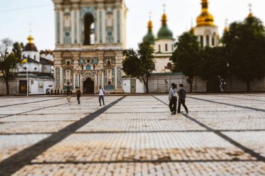Kyiv, Ukrayna 14 Haziran 2025 Ukrayna 'nın başkentindeki Aziz Sophia Katedrali' nde altın kubbeleri, tarih ve kültür duygusu olan güzel bir kilisenin önündeki kaldırım taşı meydanında yürüyen insanlar var.. 