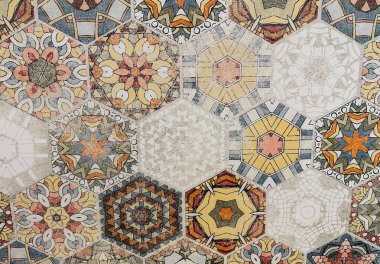 Canlı renkleri ve detaylı tasarımları olan karmaşık geometrik fayans deseni. Altıgen karoların canlı, renkli ve karmaşık geometrik deseni, sanatsal ve tasarım duygusunu çağrıştırıyor.