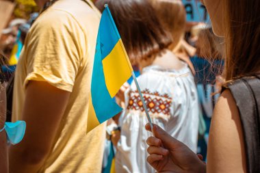 Madrid, İspanya 1 Haziran 2024 Ukrayna bayrağını elinde tutan kişi dayanışma gösterisidir. Kalabalıkta bir kişi Ukrayna bayrağı taşıyor. Bayrağın mavi ve sarı renkleri göze çarpar..