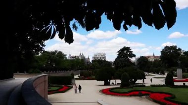 Madrid, İspanya 1 Haziran 2024 çarpıcı mimarisi olan güneşli bir günün tadını çıkarın. Manikürlü çalıların ve yaz bahçelerindeki ağaçların yer aldığı güzel bir park manzarası..