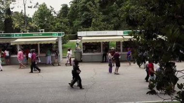 Madrid, İspanya 'da 2 Haziran 2024' te müşteriler Retiro parkında ağaçlar ve satıcılarla çevrili canlı bir kitapçıyı keşfettiler. İnsanlar açık bir kitapçıda, satıcı tezgahları olan bir parktaki kitaplara göz atıyorlar..