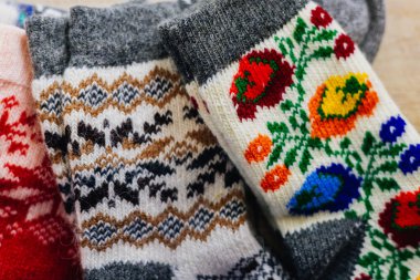 Karmaşık çiçek desenli canlı örülmüş çoraplar, soğuk kış günleri için mükemmel. Karmaşık desenli örgü çoraplar, çiçek desenleri ve kışlık giysiler için mükemmel rahat dokular.