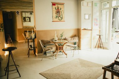 Madrid, İspanya 2 Mayıs 2024. Büyüleyici bir kafe yuvarlak masa ve klasik metal koltuklara sahiptir. Davetkar bir iç mekanda yuvarlak bir masa ve sandalyeler, kapalı mekanda rahat bir ortam yaratıyor. Boho tarzı.