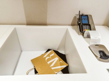 Madrid, İspanya 2 Mayıs 2024 Bir Zara kasası ödeme terminali ve kese kağıdı hazır müşteri için. Bir alışveriş sahnesi. İşlem süreci çok açık. Kitle pazarı kıyafet mağazası.