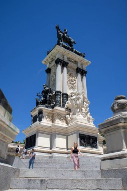  Madrid, İspanya 1 Mayıs 2025 Kral XII. Alfonso 'nun muhteşem heykeli. Muhteşem bir çekim, İspanya 'nın başkenti Retiro Park' ta parlak mavi gökyüzüne karşı Kral XII. Alfonso 'nun heybetini yakalıyor..