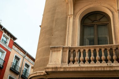 Madrid, İspanya 2 Haziran 2024 Tarihi bir bina üzerinde taş bir balkon ve kemerli pencere içeren bir mimari. Dekoratif balyaları ve geniş kemerli penceresi olan eski bir bina.. 