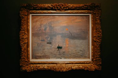 Paris, Fransa 2 Mayıs 2024 Fransız müzesinde ünlü bir resim. Ünlü sanat eseri Claude Monet, Sunrise, 1872. Etki, sanat ve kültür. Ünlü izlenim resimlerinin sergilendiği sergi. 