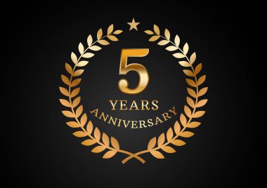 Yıldönümü kutlama geçmişinin vektör grafiği. Siyah arka planda defne çelengi olan beşinci yıl dönümü logosu. Düğün organizasyonu için iyi tasarım, doğum günü, davetiye, broşür, vs.