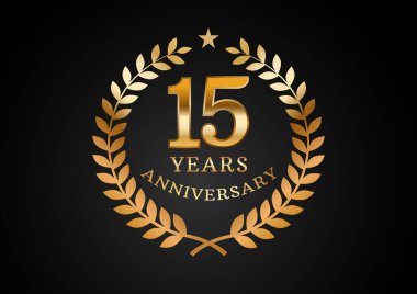 Yıldönümü kutlama geçmişinin vektör grafiği. Siyah arka planda defne çelengi olan 15 yıllık altın yıldönümü logosu. Düğün organizasyonu için iyi tasarım, doğum günü, davetiye, broşür, vs.