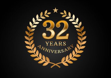 Yıldönümü kutlama geçmişinin vektör grafiği. Siyah arka planda defne çelengi olan 32 yıllık altın yıldönümü logosu. Düğün organizasyonu için iyi tasarım, doğum günü, davetiye, broşür, vs.