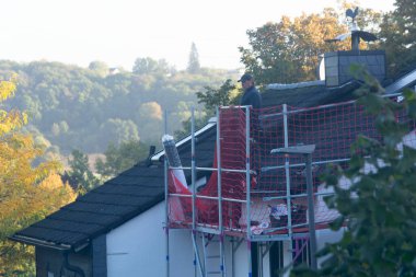 HEILIGENHAUS, NRW, ALMANY - OKTOBER 06, 2022 Kapalı çatı seramik kiremitlerle kaplı. Binanın döşeme kaplaması