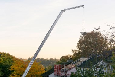 HEILIGENHAUS, NRW, ALMANY - 10 EKİM 2022 Kapalı çatı seramik kiremitlerle kaplı. Binanın döşeme kaplaması