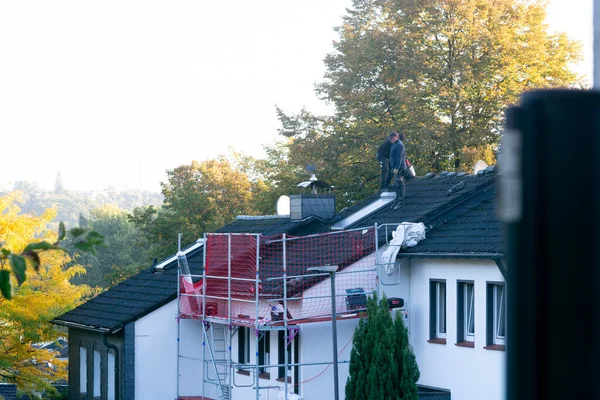Heiligenhaus Nrw Oktober 2022Nahaufnahme Eines Mit Keramikschindeln Gedeckten Hausdachs Fliesenverkleidung — Stockfoto