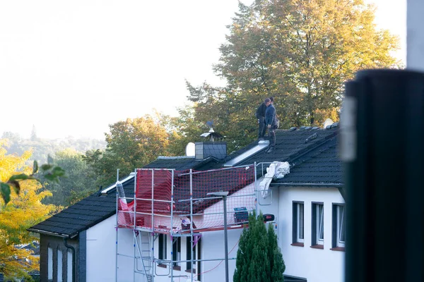 Heiligenhaus Nrw Germany Oktober 2022セラミック製の帯状疱疹で覆われた屋根の上の閉鎖 建物のタイル張り — ストック写真