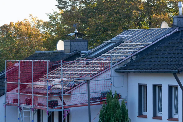 stock image HEILIGENHAUS, NRW, GERMANY - OKTOBER 10, 2022 Closeup of house roof top covered with ceramic shingles. Tiled covering of building