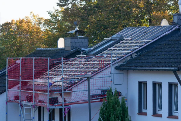 Heiligenhaus Nrw Germany Oktober 2022セラミック製の帯状疱疹で覆われた家の屋根の上の閉鎖 建物のタイル張り — ストック写真