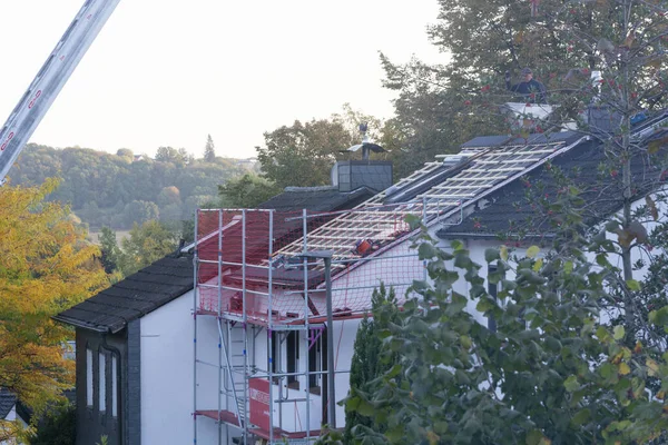 Heiligenhaus Nrw Germany Oktober 2022セラミック製の帯状疱疹で覆われた家の屋根の上の閉鎖 建物のタイル張り — ストック写真