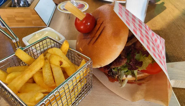 Traditionelle Hausgemachte Burger Auf Backpapier Mit Pommes Frites — Stockfoto