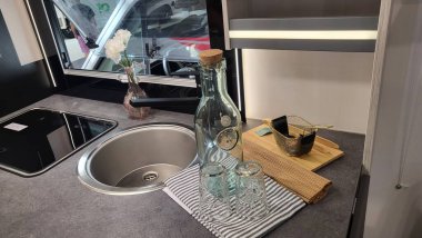 DUESSELDORF, NRW, GERMANY - EYLÜL 03, 2023 DUESSELDORF, NRW, GERMANY - EYLÜL 03, 2023: Bir sergide satılık veya kiralık konaklamalar. Özgürlük kavramı, aile tatili, kampçıyla tatil gezisi..