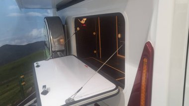 DUESSELDORF, NRW, GERMANY - EYLÜL 03, 2023 DUESSELDORF, NRW, GERMANY - EYLÜL 03, 2023: Bir sergide satılık veya kiralık konaklamalar. Özgürlük kavramı, aile tatili, kampçıyla tatil gezisi..