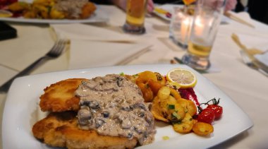 Geleneksel mantar soslu Jaegerschnitzel ve kızarmış patates. Alman mutfağı.