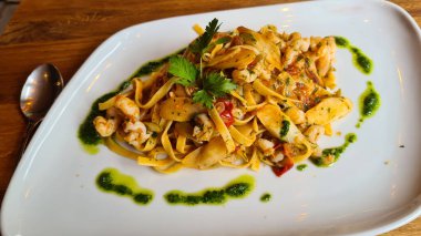 Parmesanlı ve beyaz şaraplı kremalı mantarlı Tagliatelle makarnası, yatay.