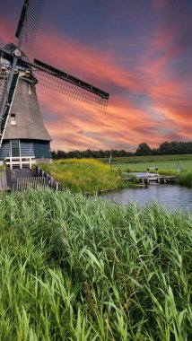 Şafakta nehirde değirmen. 