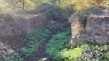 Essen 'deki Baldensteig' de yıkılmış bir şatonun duvarları.