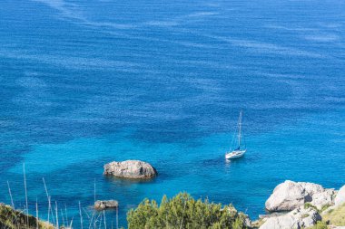 Bay ve Mallorca, İspanya Baleares üzerinde gemi yelken ile pitoresk deniz manzara.