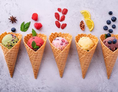 Açık arkaplanda farklı meyve türlerine sahip gözleme konileri