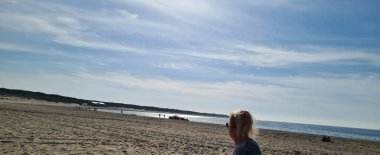 Kuzey Denizi üzerindeki kumuldan ve Hollanda 'nın Zeeland eyaletinin Ouddorp kentindeki kanaldan denizi izleyin. Avrupa 'da sahilin dış sahnesi.