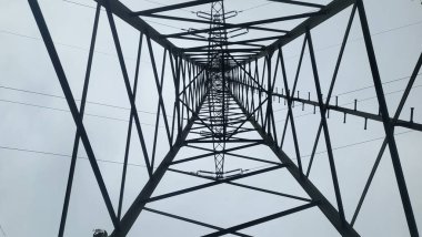 Kamera etkileyici bir güç pilonu perspektifi gösteriyor. Yerden, izleyici çelik yapı boyunca yukarıya bakar..