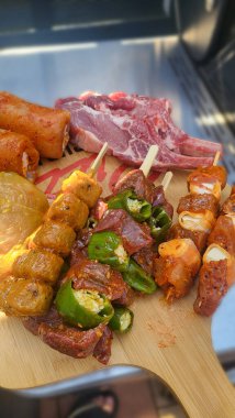 Farklı et çeşitleri ızgarada hazır bekliyor..