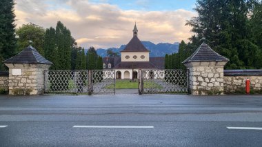 Gün batımında Alp Dağları 'nın manzaralı bir mezarlık şapelinin atmosferik görüntüsü..