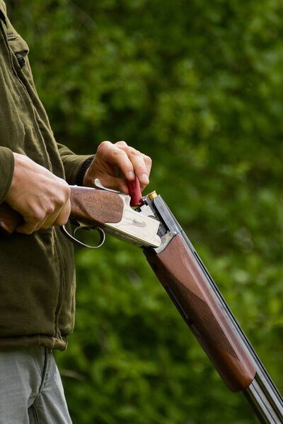 охотник практикует стрельбу из винтовки