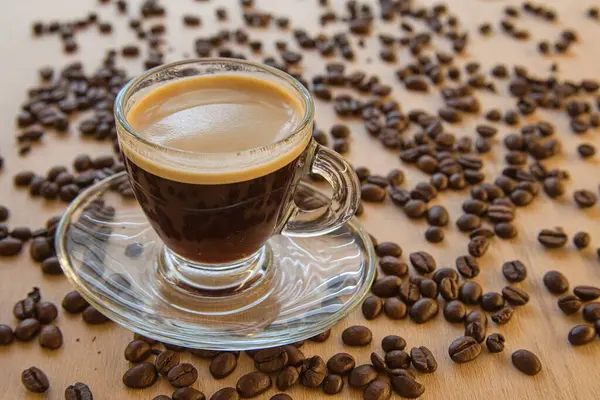 Tasse Heißen Kaffee Mit Kaffeebohnen Hintergrund lizenzfreie Stockfotos