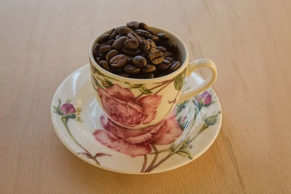 来杯热咖啡 背景是咖啡豆 免版税图库图片