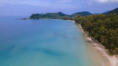 Koh Chang 'deki Klong Prao Plajı' nda insansız hava aracı görüntüsü, turkuaz renkli okyanusun yukarısından drone görüntüsü.. 