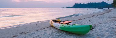 Gün batımında tropik bir sahilde kano. Klon Prao plajı Koh Chang Tayland