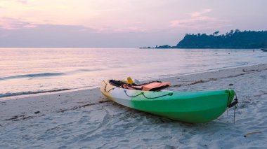 Gün batımında tropik bir sahilde kano. Klon Prao plajı Koh Chang Tayland