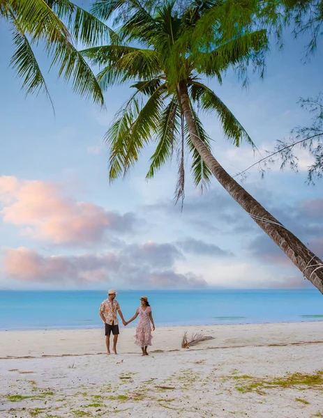 在泰国的一个热带海滩上 一对男女正在观看日落 棕榈树下的夕阳 — 图库照片