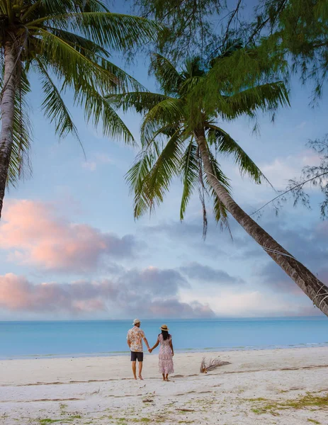 Paio Uomini Donne Che Guardano Tramonto Una Spiaggia Tropicale Koh — Foto Stock