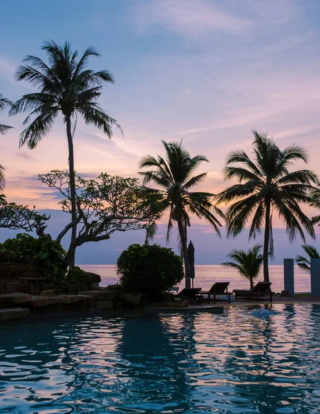 Gün Batımında Palmiye Ağaçları Olan Tropik Bir Yüzme Havuzu Günbatımında — Stok fotoğraf